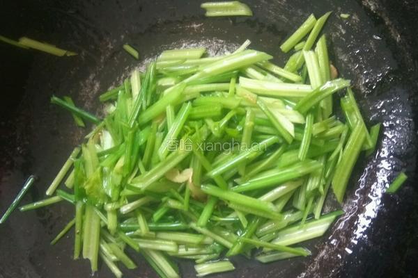 香肠炒香芹的做法图解5