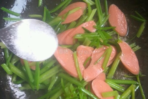 香肠炒香芹的做法图解7