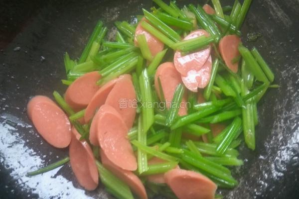香肠炒香芹的做法图解8