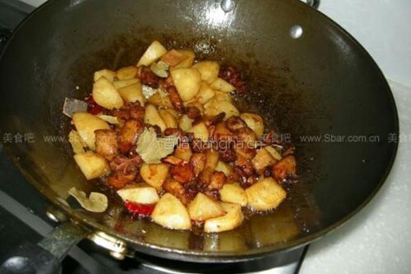 土豆闷红烧肉的做法图解3