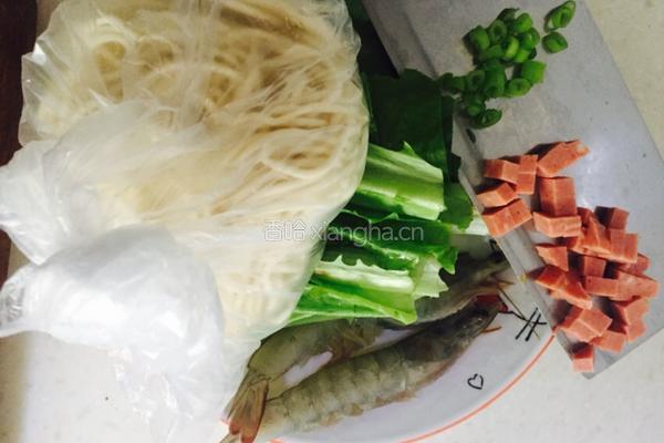 鲜虾蔬菜面的做法图解1