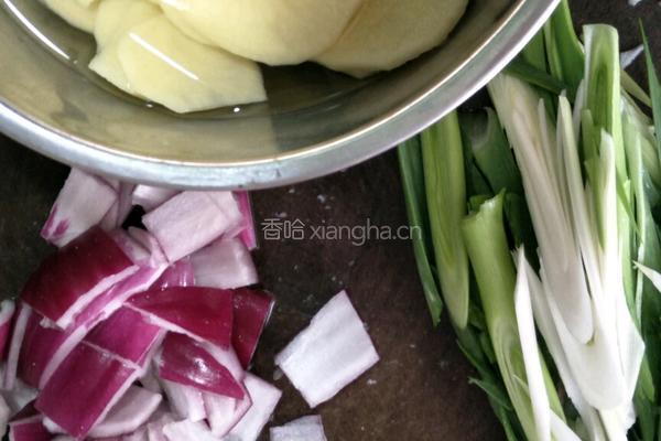 干锅土豆回锅肉的做法图解1