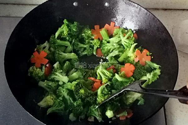 胡萝卜炒西兰花的做法图解4