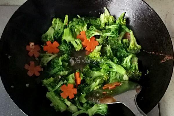 胡萝卜炒西兰花的做法图解6
