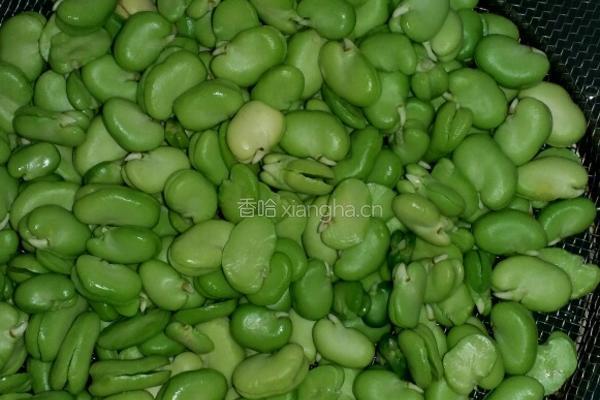 番茄炒蚕豆米的做法图解1