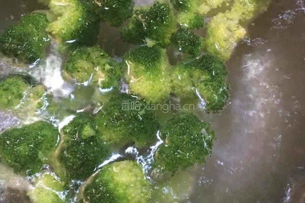 西兰花紫薯泥辅食的做法图解3