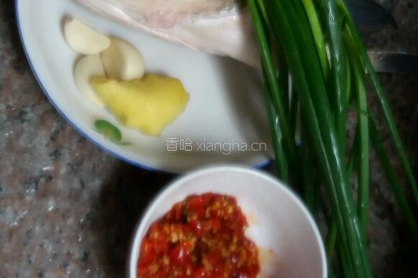 剁椒鱼头的做法图解1