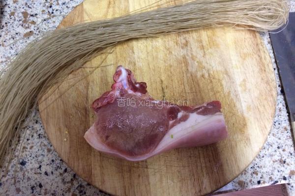 猪肉炖粉条的做法图解1