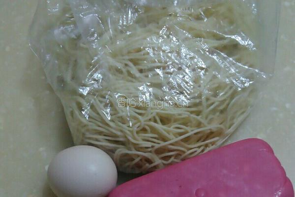 三鲜炒面的做法图解1