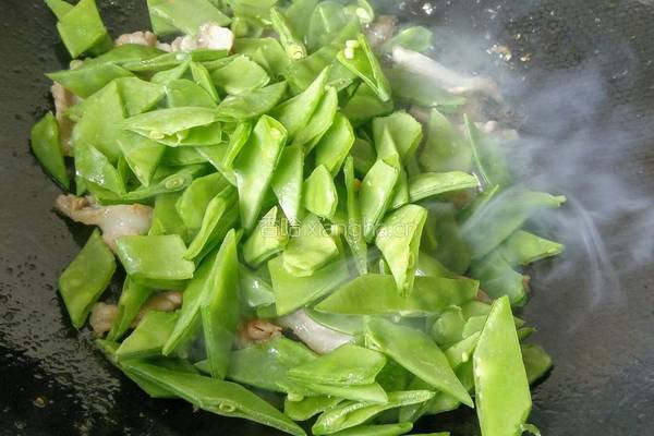 瘦肉炒荷兰豆的做法图解5