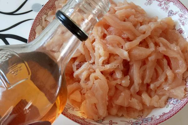 双椒炒鸡胸肉的做法图解3