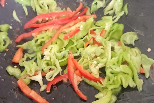 双椒炒鸡胸肉的做法图解6