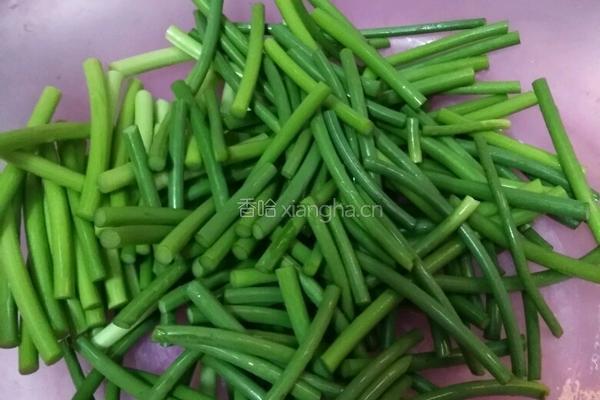 蒜苔炒烧肉的做法图解1