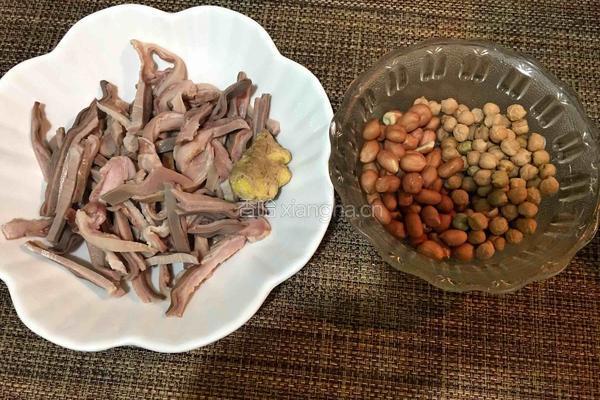 鹰嘴豆花生米煲猪肚汤的做法图解1