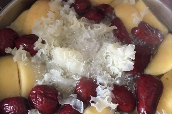 银耳雪梨汤的做法图解3