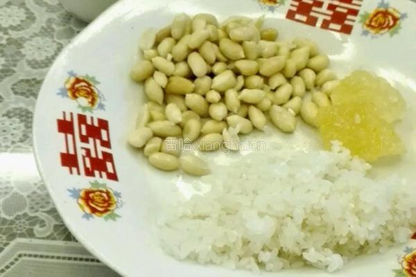 牛奶花生露的做法图解1