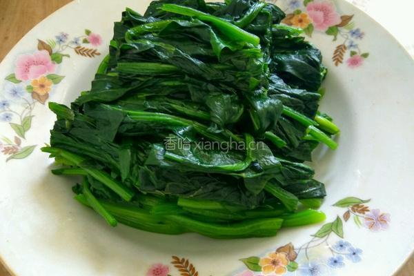 肉酱拌菠菜的做法图解1