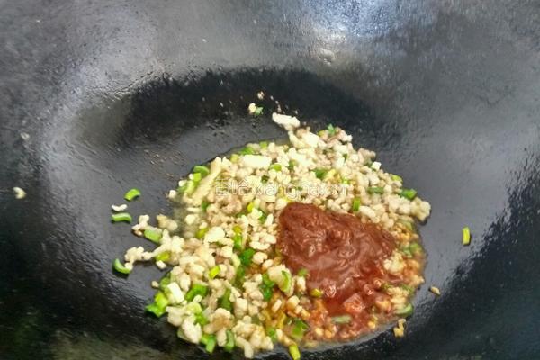 肉酱拌菠菜的做法图解4