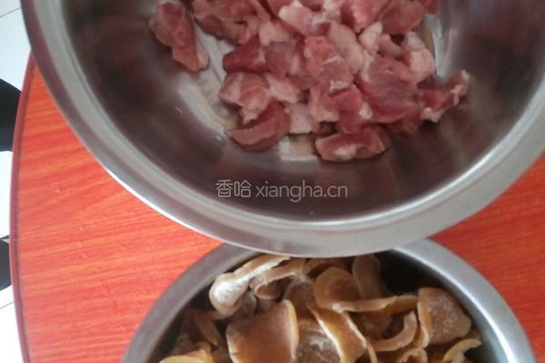 土豆干炖鸡肉块的做法图解1