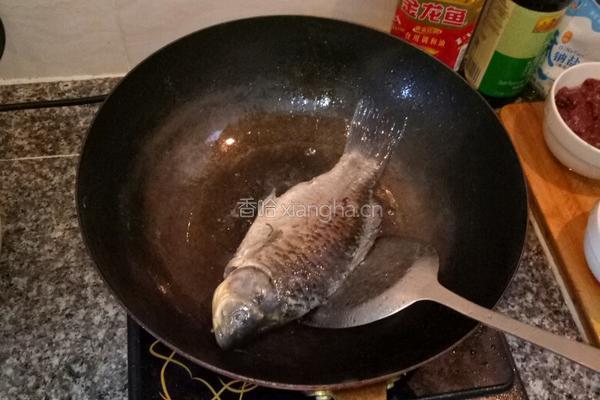 鲫鱼白菜豆腐汤的做法图解1
