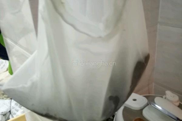 鲫鱼白菜豆腐汤的做法图解2