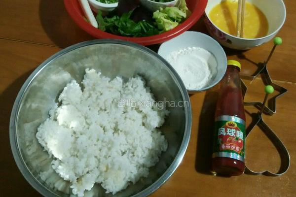 剩饭菜蛋饼的做法图解1