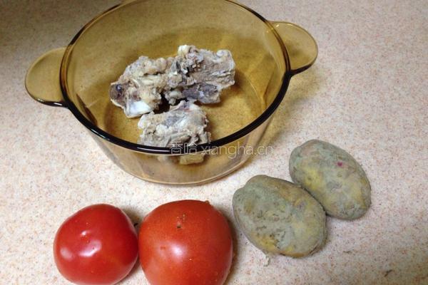 西红柿土豆骨汤的做法图解1
