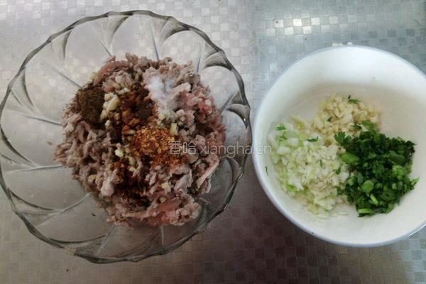 豆芽肉丝焖饼的做法图解1