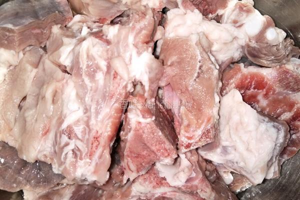 排骨炖豆角的做法图解1