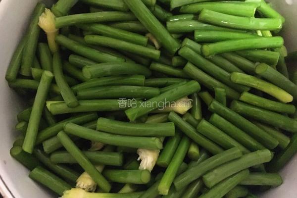腊肠炒蒜苗的做法图解2