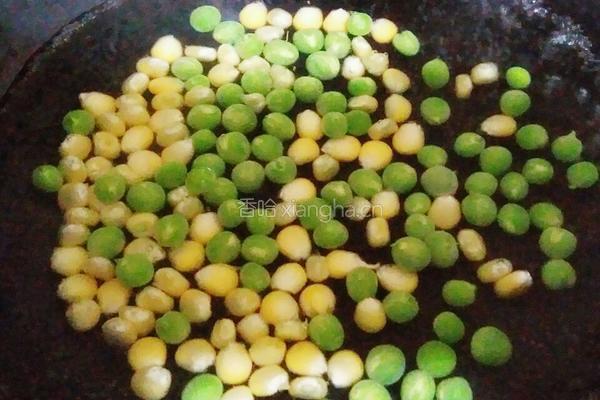 田园菠萝炒饭的做法图解2