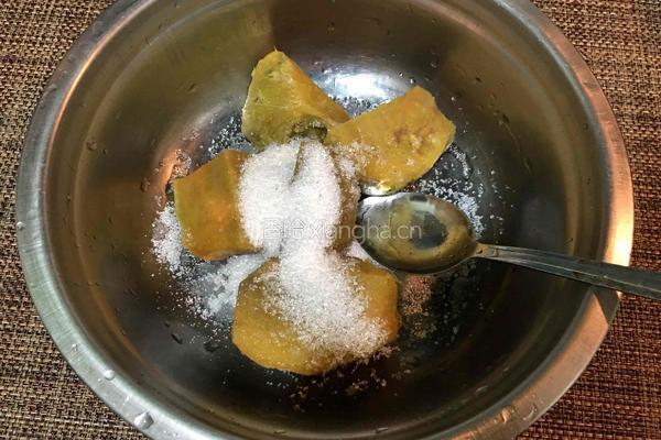 芝麻红薯饼的做法图解1