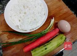胡萝卜黄瓜蛋炒饭的做法图解1