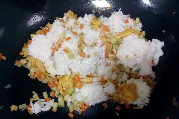 胡萝卜黄瓜蛋炒饭的做法图解5