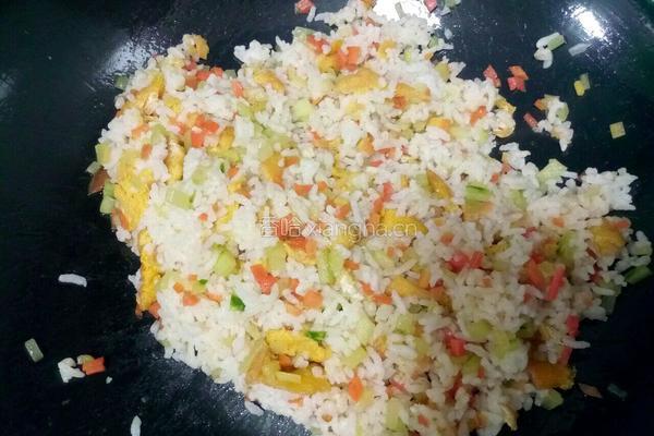 胡萝卜黄瓜蛋炒饭的做法图解6