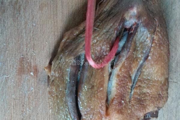 大蒜辣椒炒腊鸭的做法图解1