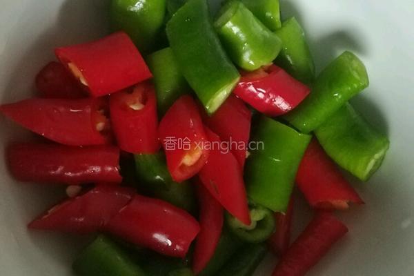 大蒜辣椒炒腊鸭的做法图解3