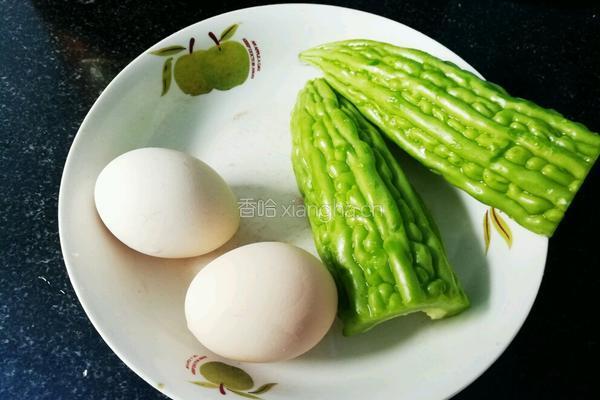 苦瓜煎蛋的做法图解1