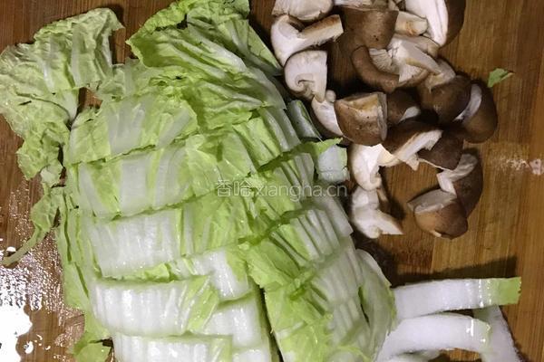 大白菜炒香菇的做法图解2