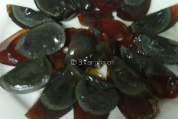 凉拌黄瓜皮蛋的做法图解2