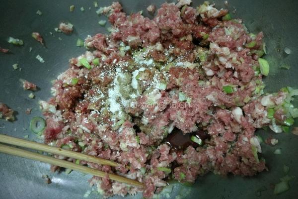 牛肉香芹饺子的做法图解4