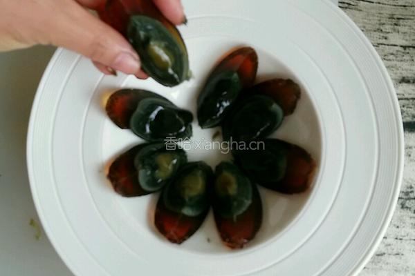 凉拌皮蛋豆腐#年夜饭的做法图解3
