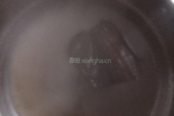 腊肉炒芹菜的做法图解1