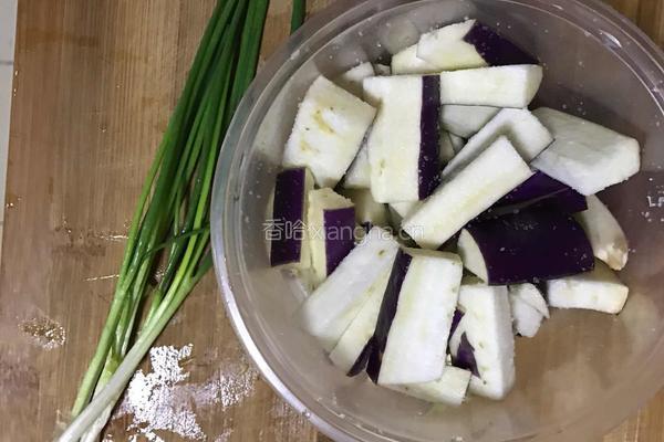 茄子肉丝的做法图解1