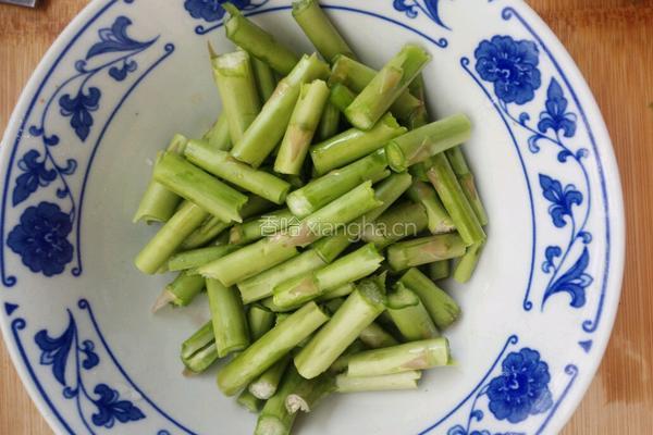 鸡蛋芦笋茎的做法图解2