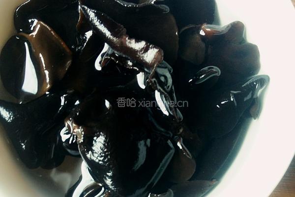 胡萝卜木耳炒荸荠的做法图解2