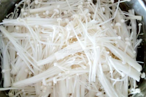 麻辣金针菇的做法图解2