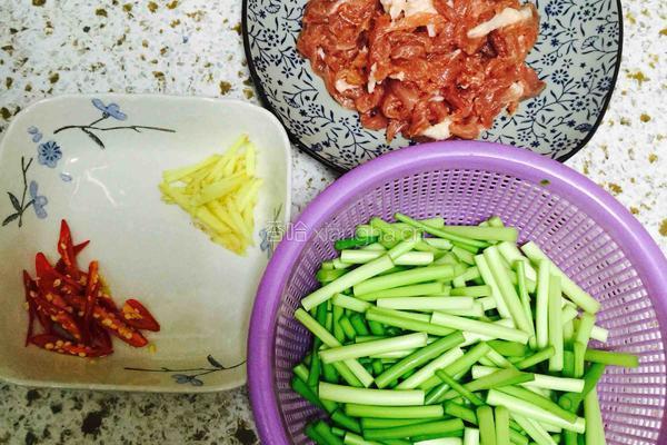 蒜苔肉丝的做法图解1