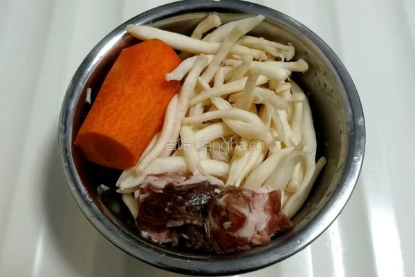 海鲜菇炒羊肉的做法图解1