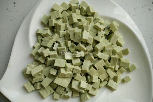 皮蛋拌豆腐的做法图解2